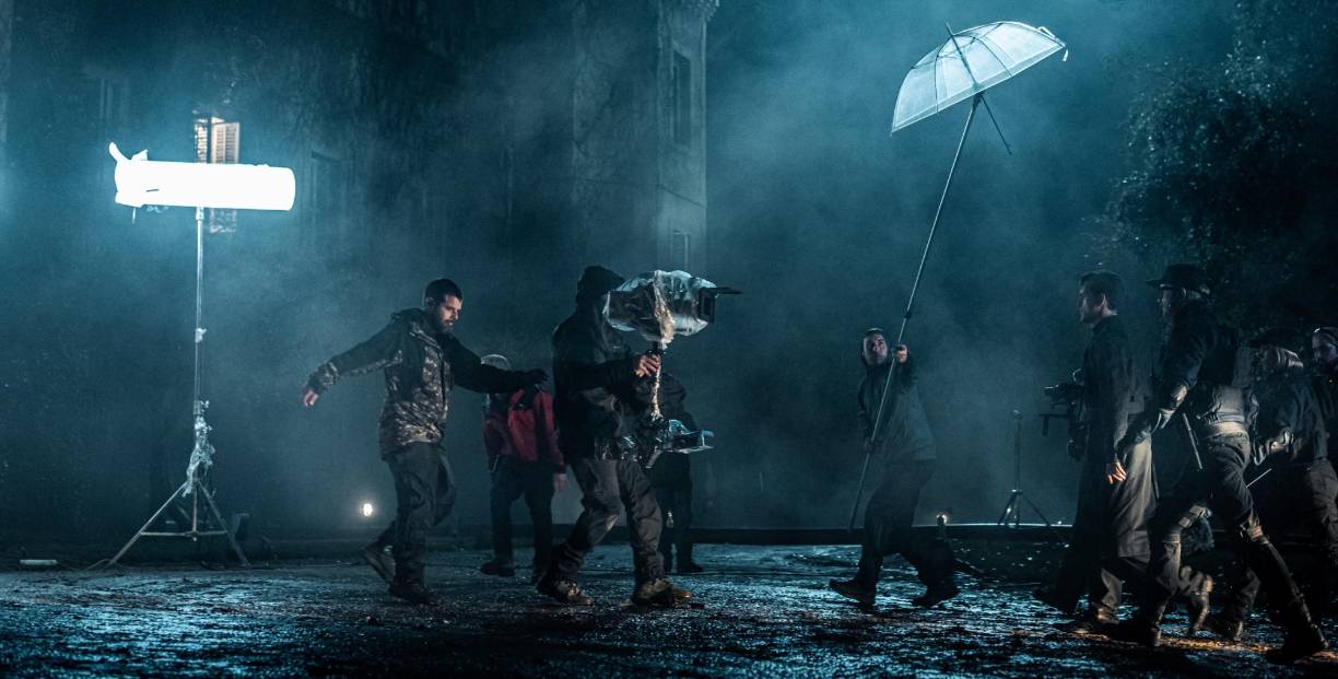 Aunque no se puede desvelar mucho sobre la trama de esta nueva serie, sí que avanzan que será un “recorrido por la época dorada” de este ladrón de guante blanco que “está encontrando su propio sello”: “Hay algo de mucha luz, pero también mucho vértigo. Siempre parece gozoso, pero también tendrá su componente trágico”, detalla Alonso.