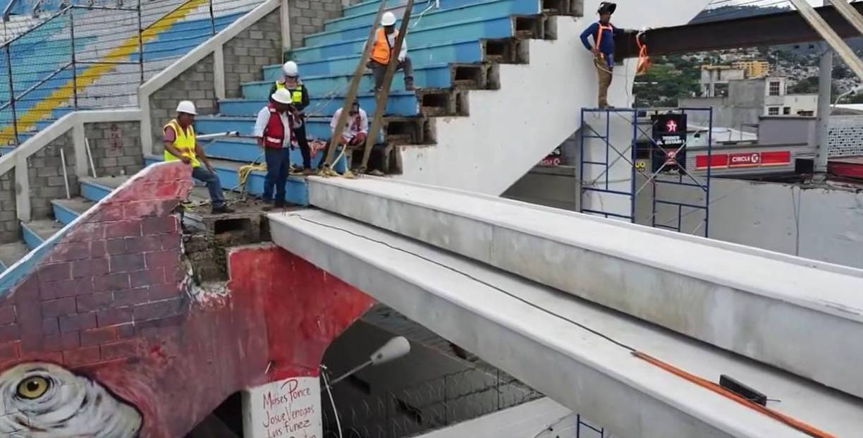 Otras imágenes de la instalación de las nuevas graderías del estadio Nacional Chelato Uclés.