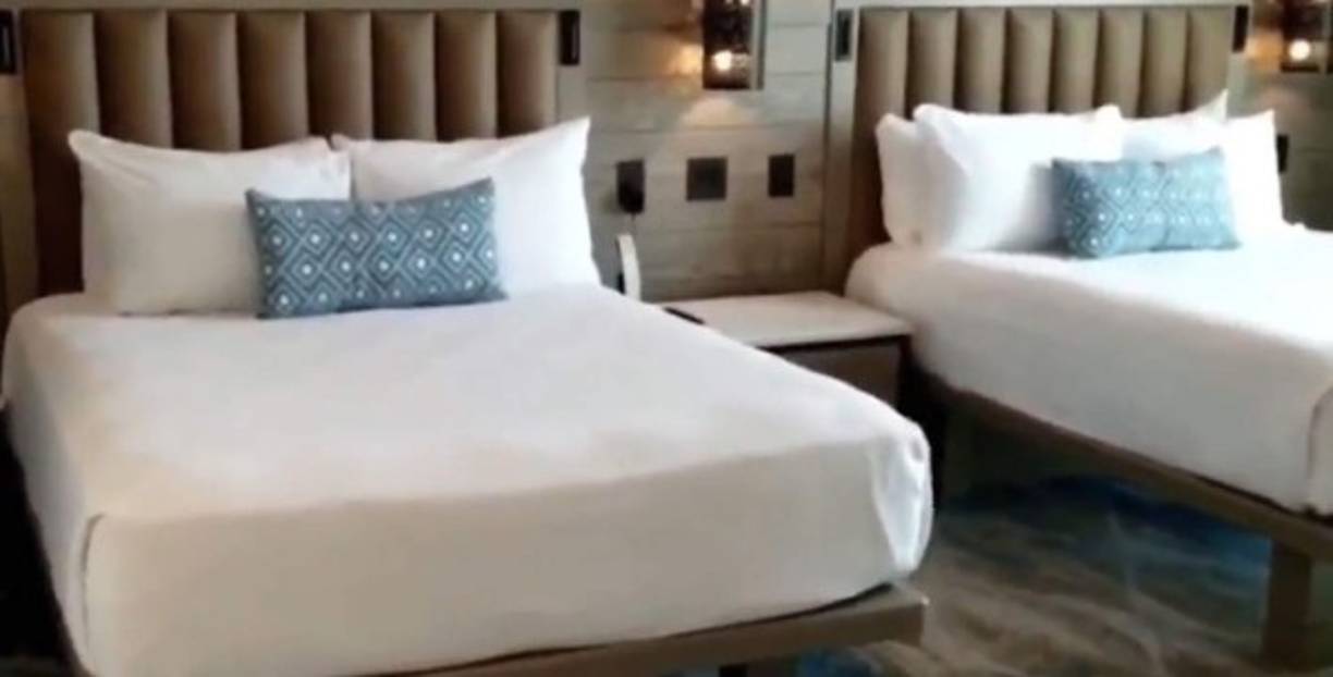 El dormitorio principal de la suite se encuentra a la derecha del comedor.