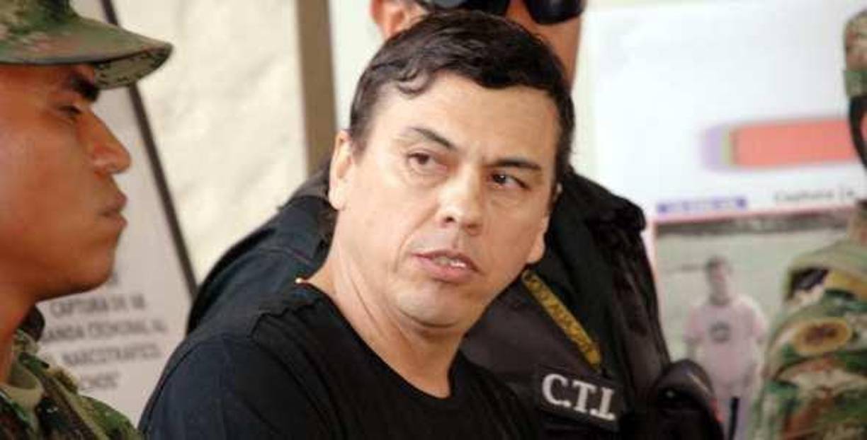 Tras la captura de Montoya, quien lideraba la organización criminal ‘Los Machos’, Urdinola tomó el control de la misma, continuando y expandiendo sus actividades delictivas. 