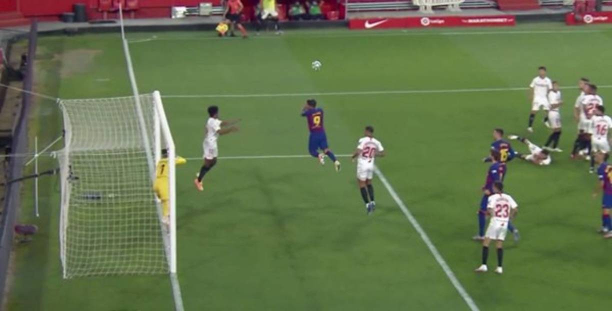 A Messi lo controlaron de todas las maneras posibles en Sevilla. Inclusive en sus tiempos libres siempre había un jugador del club local sobre la línea de gol. Nueva forma de poder evitar que el argentino anote de tiro libre.