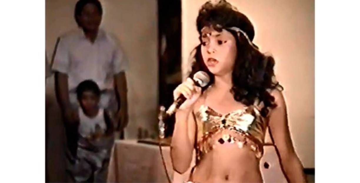 La historia de Shakira empezó con una audición para unirse al coro de su escuela católica cuando cursaba segundo grado, pero fue rechazada porque su vibrato era muy fuerte y no se acoplaba bien a las voces de sus compañeros. <br/><br/>El profesor de música decía que sonaba 'como una cabra'.<br/><br/>Participó por primera vez en el concurso televisivo Buscando artista infantil en el año 1988 (de la cadena regional de la costa colombiana Telecaribe), concurso que ganó durante tres años consecutivos.