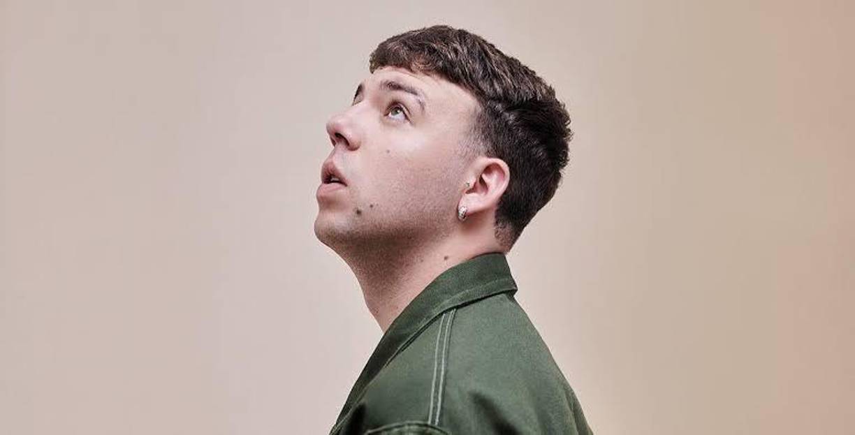 En un vídeo colgado en plataformas como Instagram, se le ve viajar en silencio dentro de una limusina, mientras su equipo celebra el éxito de las últimas “acciones” en torno a este lanzamiento. El vehículo se detiene entonces ante una alfombra roja con seguidores enfervorecidos que quedan completamente congelados cuando él baja vestido con un traje blanco y susurra: “Buenas noches”.