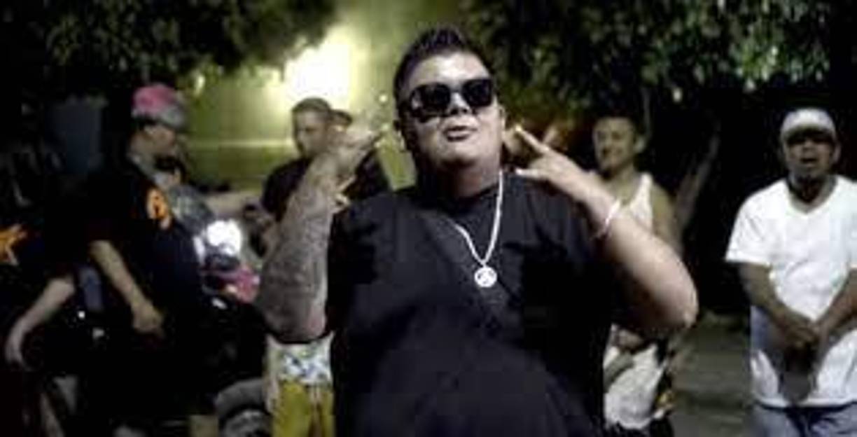 La tarde del martes 4 de abril, el intérprete de “Patrón de patrones”, una oda a la cultura del crimen, transmitía en vivo desde las 5 de la tarde. 