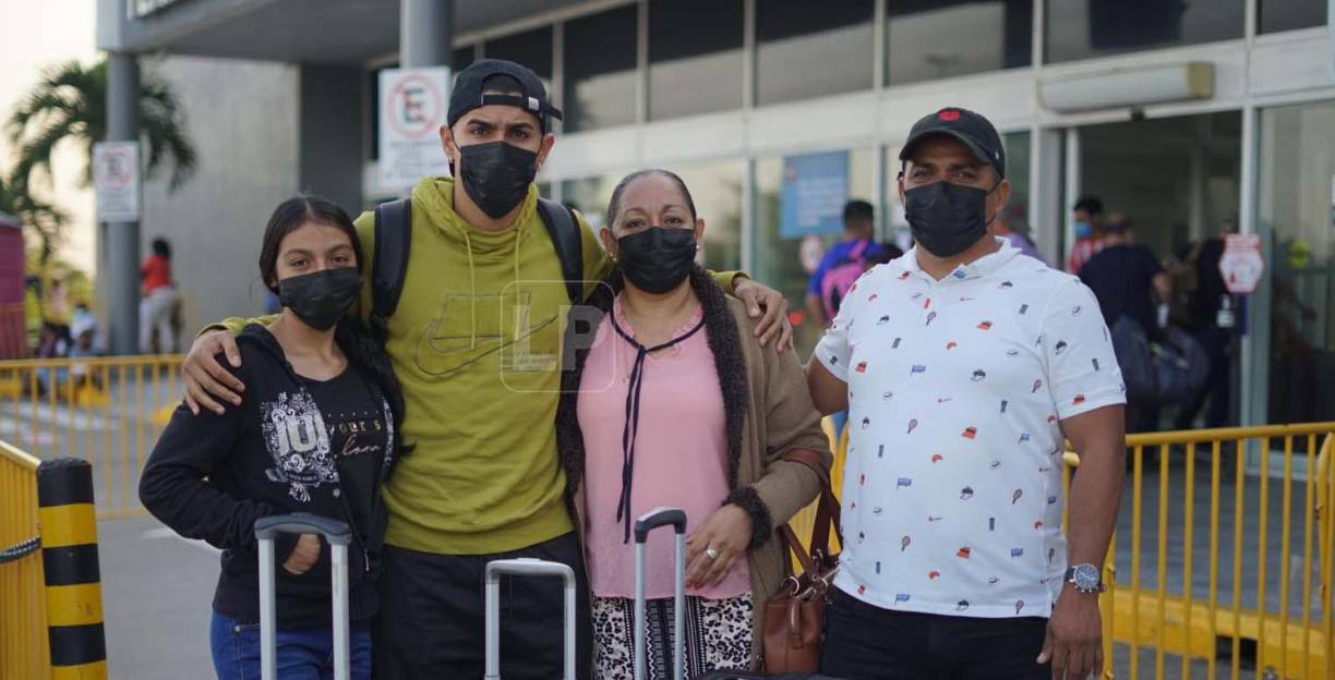 Los familiares de Luis Palma llegaron al Aeropuerto Ramón Villeda Morales de San Pedro Sula para despedir al talentoso jugador hondureño.