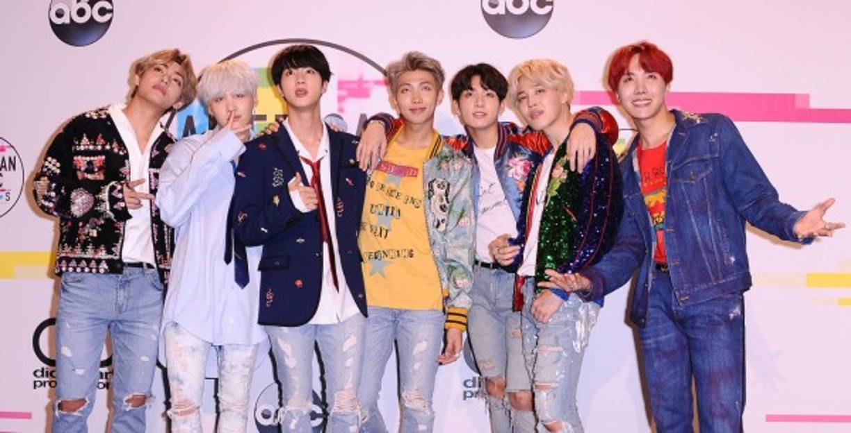 BTS. Esta banda de Kpop es una de las más populares del momento, se trata de un fenónemo mundial. Debutaron el 12 de junio de 2013 con la canción 'No More Dream'. BTS ha recibido cinco premios al mejor artista nuevo en Corea del Sur, incluido el premio 'New Artist of the Year' de los Melon Music Awards de 2013,7​ además de dos premios a mejor artista nuevo en Japón​ y uno en China. En 2016 recibieron el premio daesang al 'Artista del año' en los Mnet Asian Music Awards y el premio al 'Mejor álbum del año' en los Melon Music Awards por The Most Beautiful Moment in Life: Young Forever.
