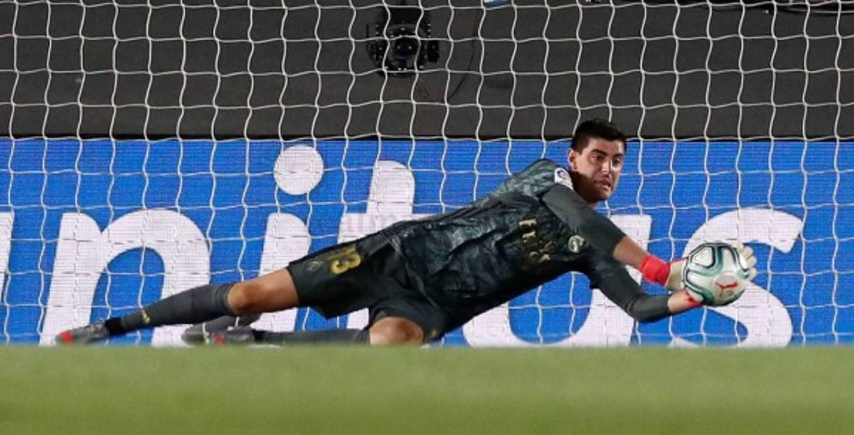 Thibaut Courtois salvando al Real Madrid tras un disparo del Alavés.