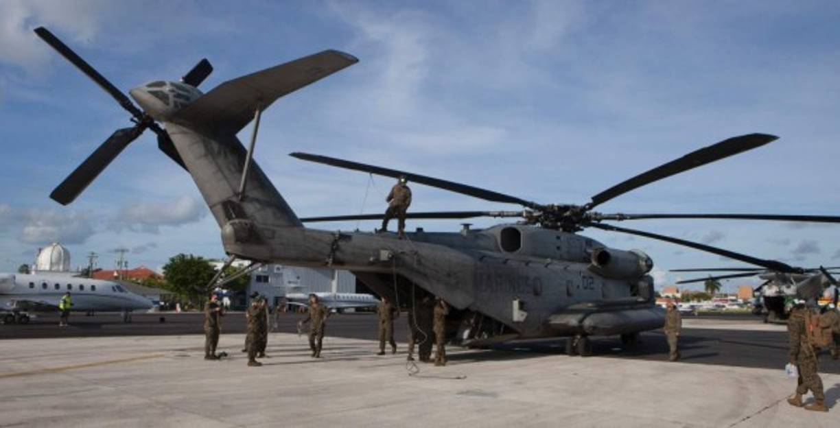 Militares estadounidenses llegan a las Islas Caimán para prestar ayuda tras el paso de Matthew.