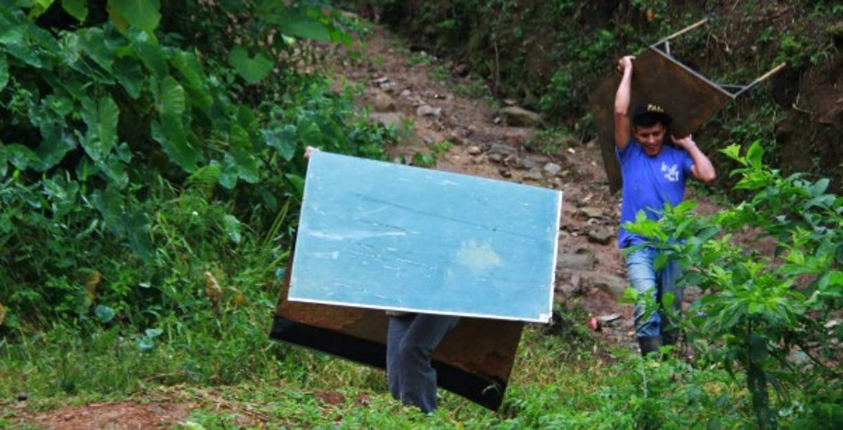 Además de caminar casi dos horas hay que cargar con las pizarras.