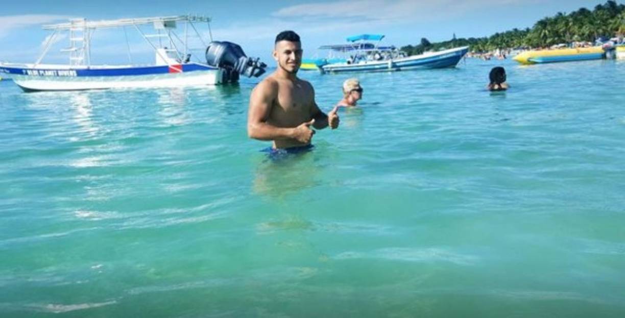 A Juárez le gustaba viajar, salir a lugares como la playa para divertirse, como se ve en esta fotografía. Según cuentas sus familiares el joven era modelo de tienda.