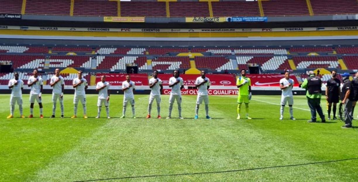 El 11 titular de Honduras entonando el himno nacional previo al partido.
