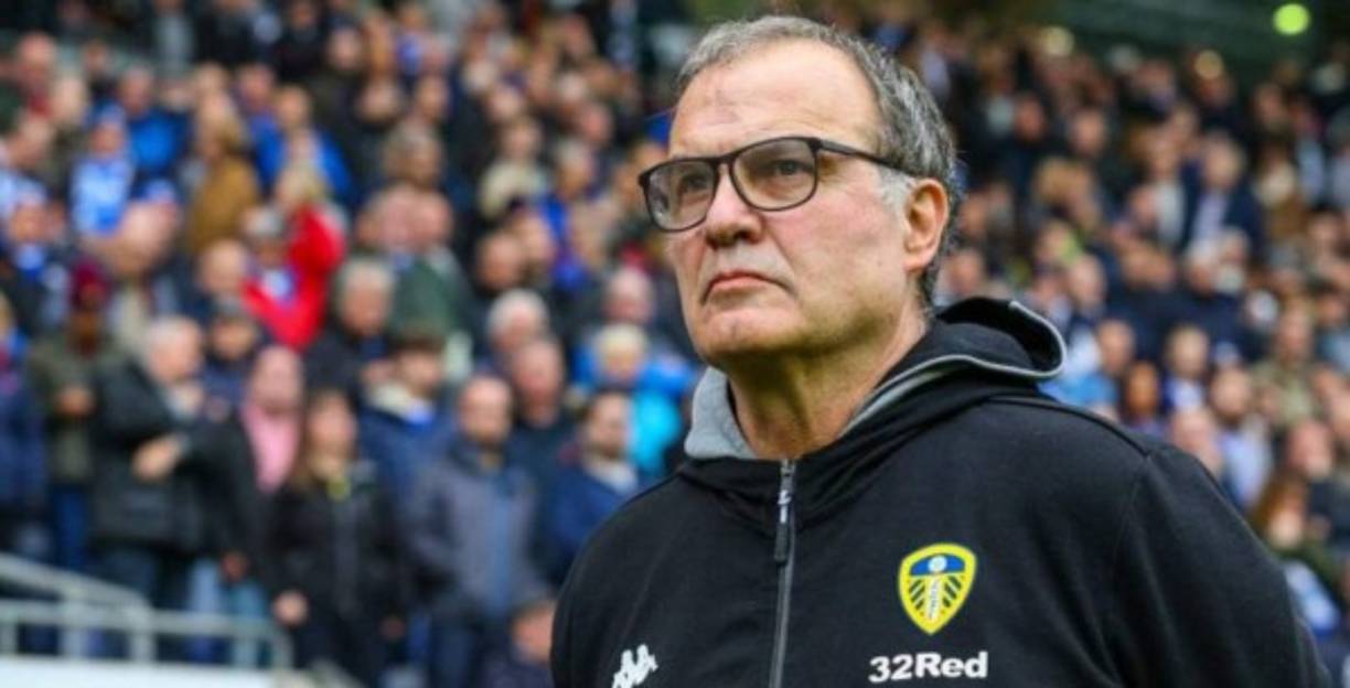 El Leeds United de la segunda división de Inglaterra hizo oficial la renovación de contrato del entrenador arentino Marcelo Bielsa por una temporada más. El conjunto inglés se quedó a las puertas de subir a la Premier League.