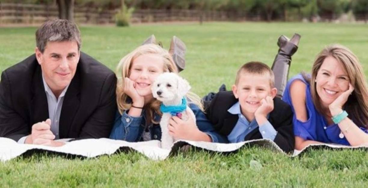 Jennifer quien falleció el martes luego de que la turbina de un avión de Southwest Airlines explotara en vuelo fue identificada como Jennifer Riordan, una ejecutiva y filantropa de 43 años proveniente de Albuquerque, Nuevo México.<br/><br/>En un trágico episodio, el motor del Boeing 737 estalló y un pedazo destruyó una ventana en el fuselaje. Entonces tuvo lugar una 'descompresión explosiva' por la cual Riordan, sentada junto a esa ventana, fue 'succionada' afuera del avión.