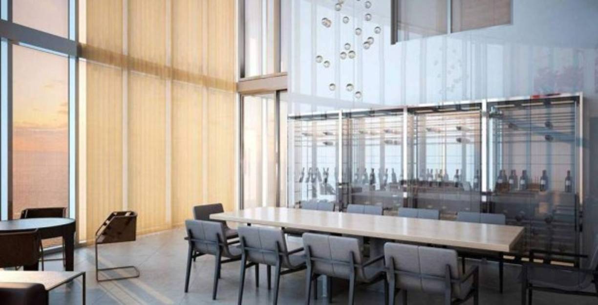 Los techos son súper altos y ostenta ventanales del suelo al cielo raso, para generar una vista única.