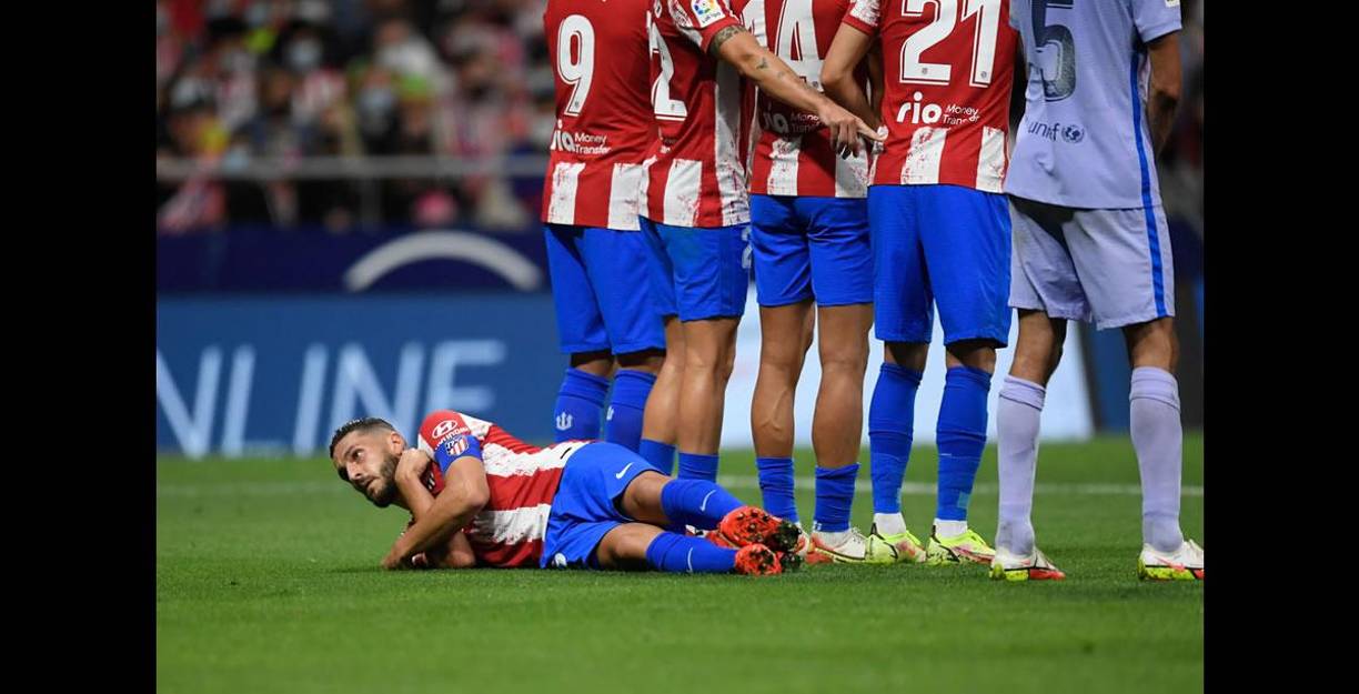 Así se colocó el capitán colchonero Koke para un tiro libre de Ansu Fati.