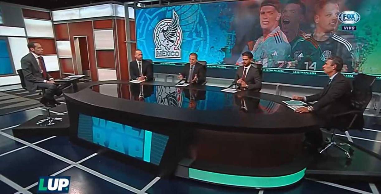 André Marín permaneció de pie durante toda la emisión de “La Última Palabra” en los últimos años. Sin embargo ahora optó por ocupar una silla como el resto de sus compañeros.