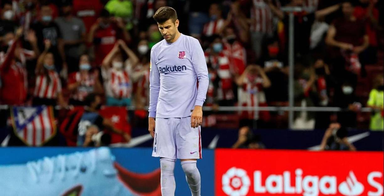 Gerard Piqué se fue cabizbajo del estadio por una nueva derrota.