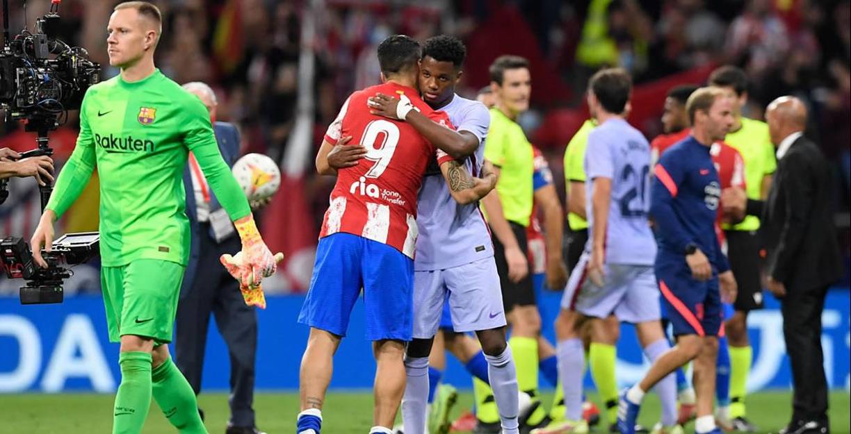 Luis Suárez también saludó a Ansu Fati después del juego.