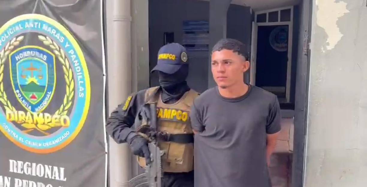 El operativo tuvo lugar en los bordos Nuevos Horizontes, ubicados en la 33 calle de San Pedro Sula, Cortés. Un equipo especializado de la DIPAMPCO-SPS, tras días de vigilancia y seguimiento, logró aprehender a los dos supuestos criminales de alta peligrosidad.