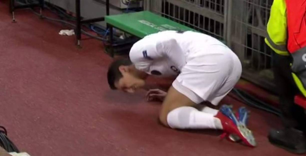 Ángel Di María mientras se quejaba del dolor tras estrellarse contra las vallas.