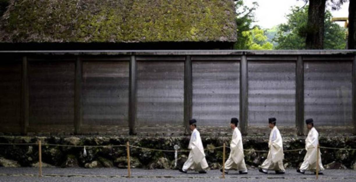 Santuario de Ise en Japón. El santuario principal de Japón es el Gran Santuario de Ise. El santuario principal está rodeado por una cerca de madera, adentro solo pueden ingresar los sacerdotes de alto rango y los miembros de la familia emperial. Antes de 1945 Ise era aún más aislado: fue separado del mundo exterior por el río Miyagawa que simbolizaba la frontera de la tierra sagrada. A los monjes se les prohibía categóricamente cruzar el río: se creía que esto desbalancearía la armonía del lugar y provocaría desgracias en todo Japón.
