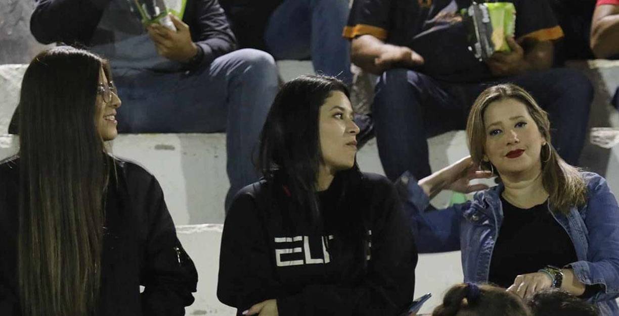 Las chicas estaban en el sector de preferencia y cautivaron por su belleza.