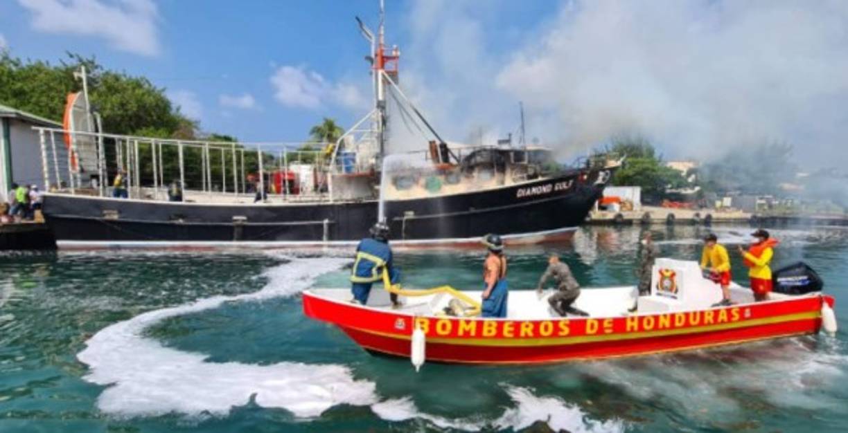 Producto de la explosión se incendió el interior de un bote de carga para transporte de combustible.