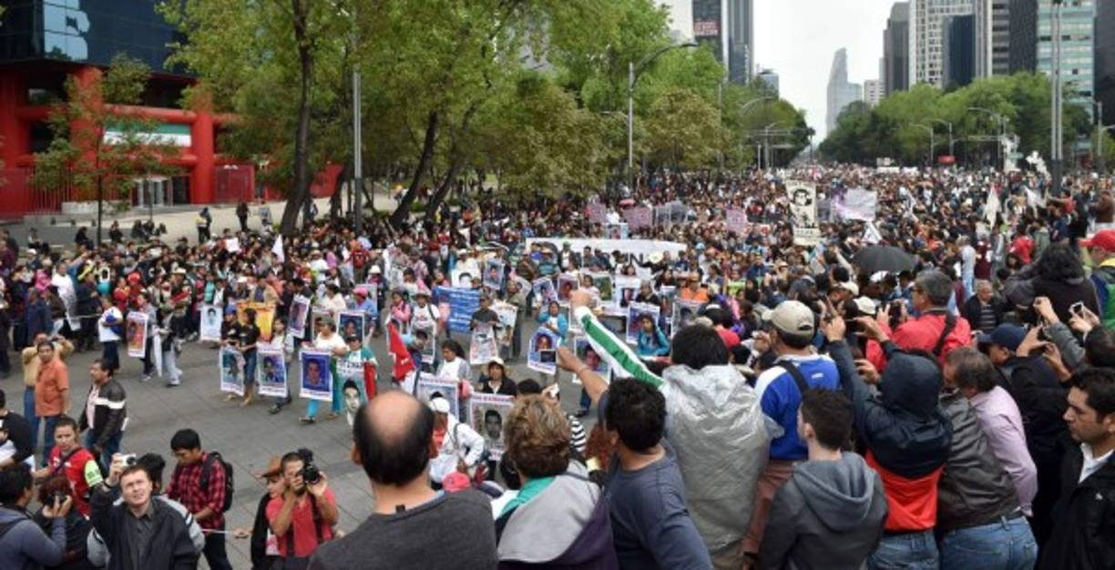 'Crimen de Estado', 'Todos somos los 43' o 'Fuera Peña' son algunos de los mensajes que se pudieron leer en los carteles de los manifestantes