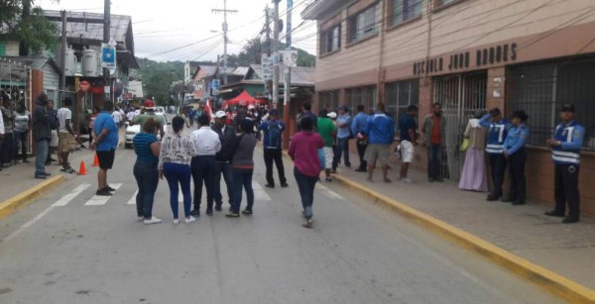 El centro de votación Escuela Juan Brooks en Roatán, Islas de la Bahía, abrió con normalidad.