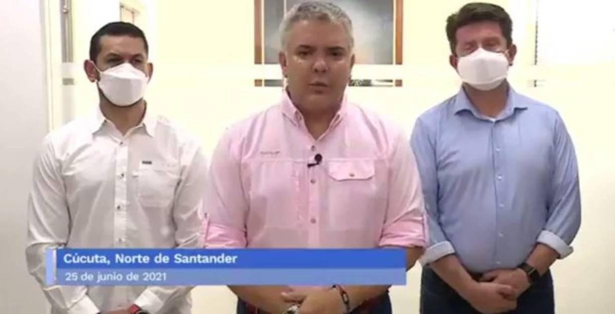 Por ello ordenó a todo 'el equipo de seguridad de ir detrás de quienes dispararon contra la aeronave y pusieron en riesgo la vida de otras personas'.<br/><br/>El atentado fue rechazado de inmediato por políticos de diferente signo, como el alcalde de Medellín, Daniel Quintero, quien aseguró en Twitter que las personas que 'maquinaron este atentado quisieron arrebatarle a ellos sus vidas y la democracia a todos los colombianos'.<br/><br/>Imagen de Duque posterior al ataque.