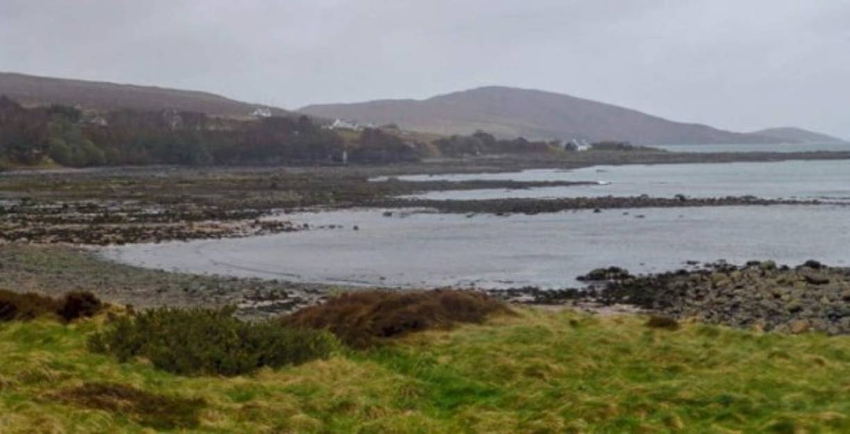 Isla Gruinard. En 1942 el gobierno británico compró la isla escocesa Gruinard para realizar pruebas del arma biológica «ántrax». Durante el experimento se descubrió que el ántrax había contaminado el territorio durante mucho tiempo, en un 95%, siendo mortal para la población. Hasta los años 80 la isla se consideraba la más mortal en el planeta. Solo en 1986 los científicos empezaron a «limpiar» el lugar y en 1990 la isla fue declarada segura. Sin embargo, nadie ha mostrado ganas de mudarse a vivir allá. Los arqueólogos advierten que las esporas del ántrax quedaron en el suelo de la isla, lo cual significa que no será apta para la vida durante cientos de años.