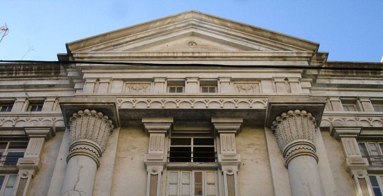 Subrayó que cada símbolo representa algo diferente dependiendo de quién lo utiliza o interpreta. Por ejemplo, dijo que para los católicos representa la divinidad, pero que también es utilizado por la logia masónica, donde tiene su propio significado.