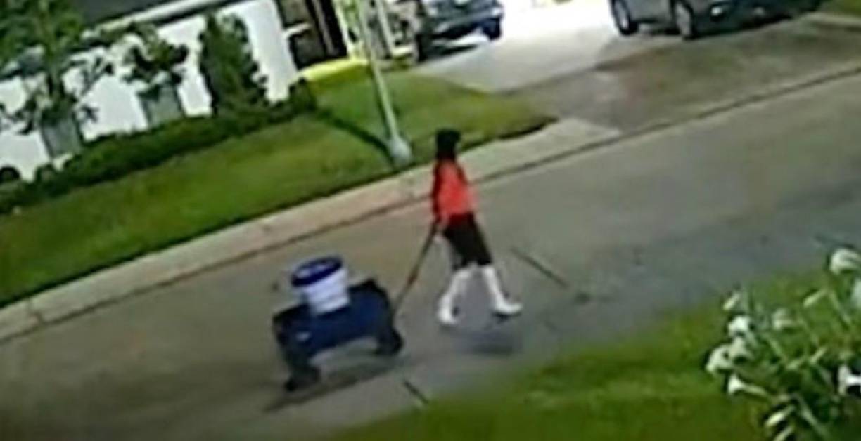 Una cámara captó a Landon llevando el cuerpo de Bella en un balde. Lo dejó frente a la casa de la madre de la niña.