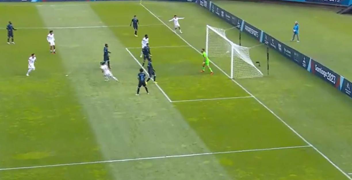 Fue Leiva quien el minuto 72 quebró la resistencia defensiva de Honduras y puso las tablas en el marcador con un fenomenal testarazo. Era el 1-1 de EUA. 