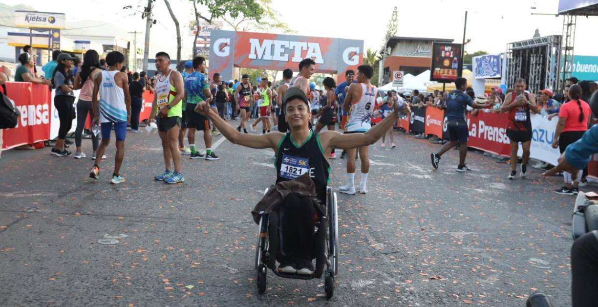 En silla de ruedas, los competidores también dijeron presente a la maratón. 