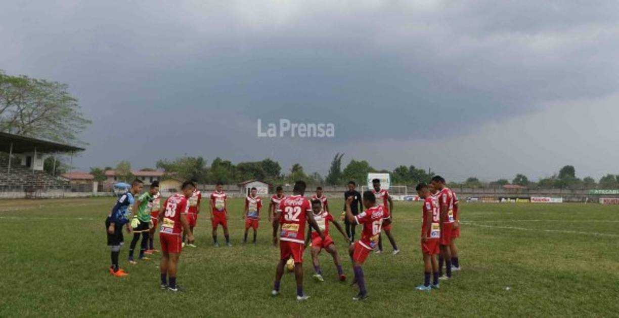 Hace algunas semanas comenzaron los trabajos de topografía para la reconstrucción de la máxima instalación deportiva de Tocoa .