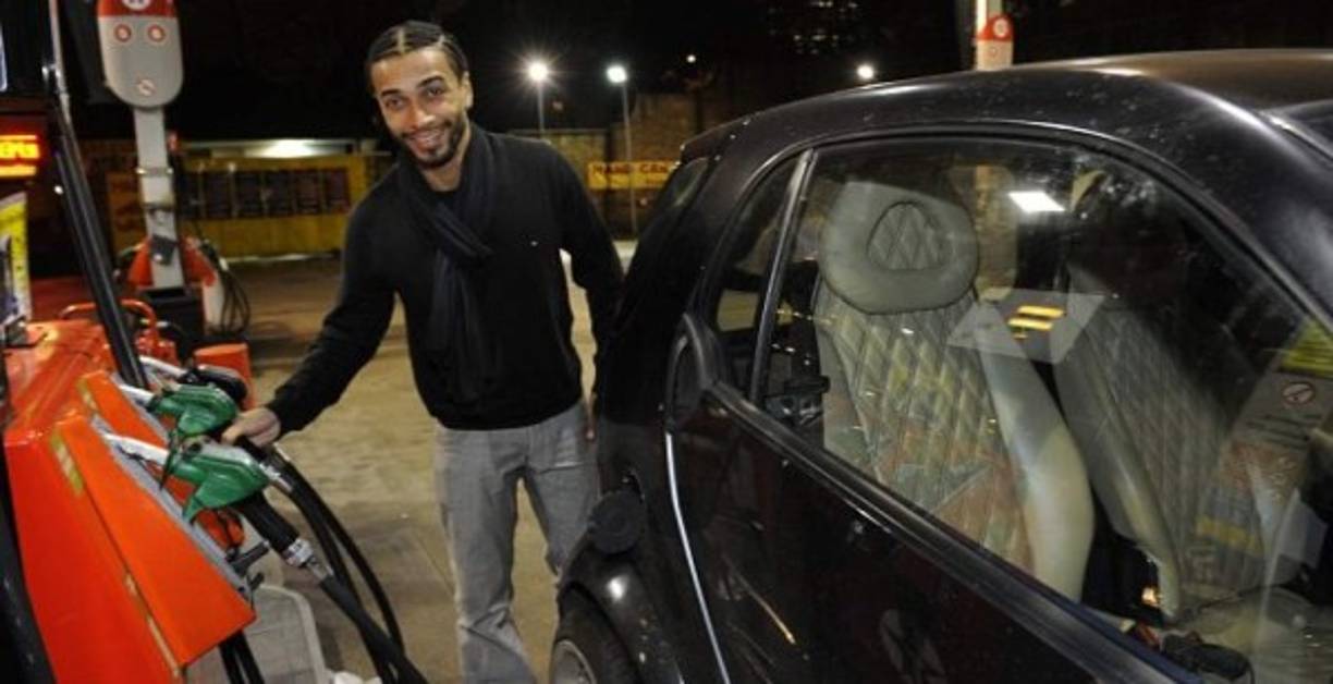 Benoît Assou-Ekotto tiene un auto muy compacto Smart.