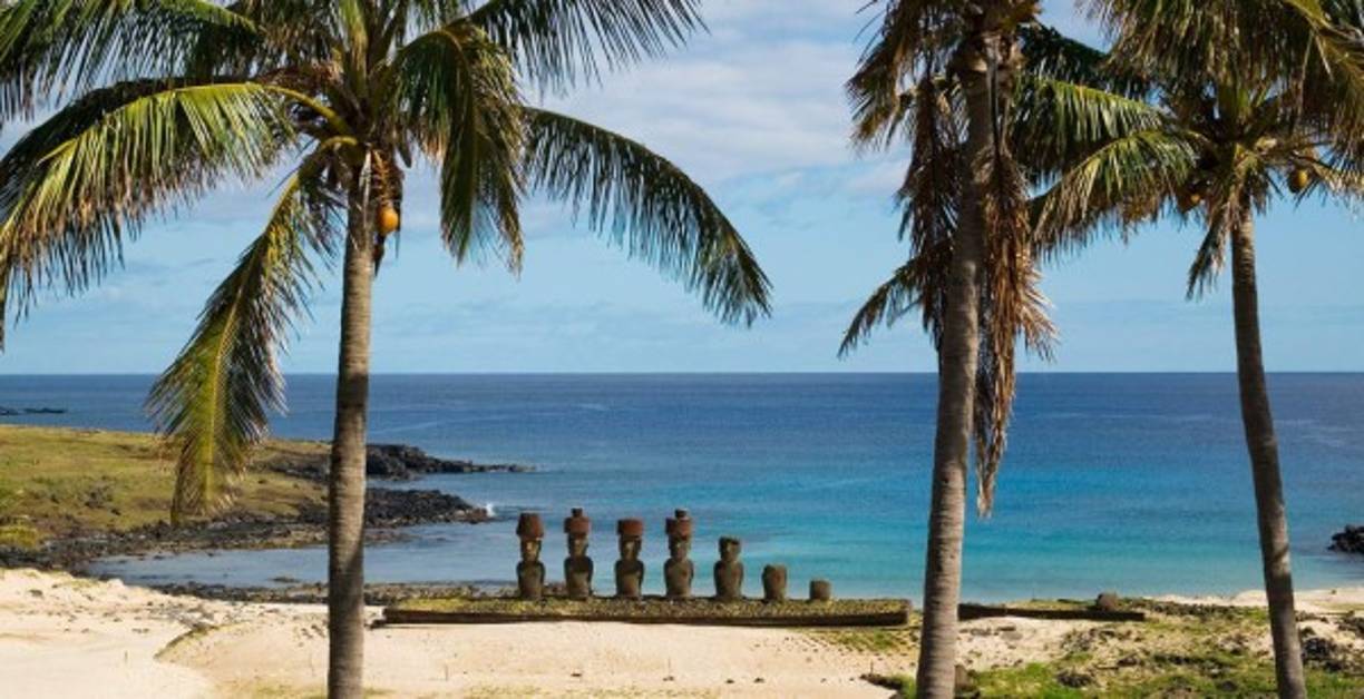 16. Playa Anakena, Chile. Ubicada en la Isla de Pascua, ofrece aguas cálidas para los turistas y también se pueden apreciar algunos moais. Entre las actividades favoritas de los visitantes destacan cabalgatas, buceo y pesca deportiva.