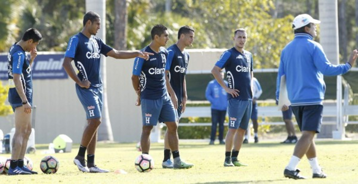 El fallo: Si Jorge Luis Pinto detecta que un jugador incumplió con los códigos disciplinarios y del respetos ese jugador ya cayó en desgracia. Si no lo aparta en el momento, lo puede hacer en el momento indicado.