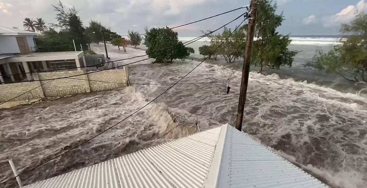 Las conexiones de comunicación con Tonga, un archipiélago de más de 170 islas y unos 105.000 habitantes asentado en el Pacífico Sur, son limitadas debido a que el tsunami dañó los cables de comunicación submarinos y causó cortes de luz, apuntó la mandataria neozelandesa, que ha recabado información de funcionarios de su país en Tonga.