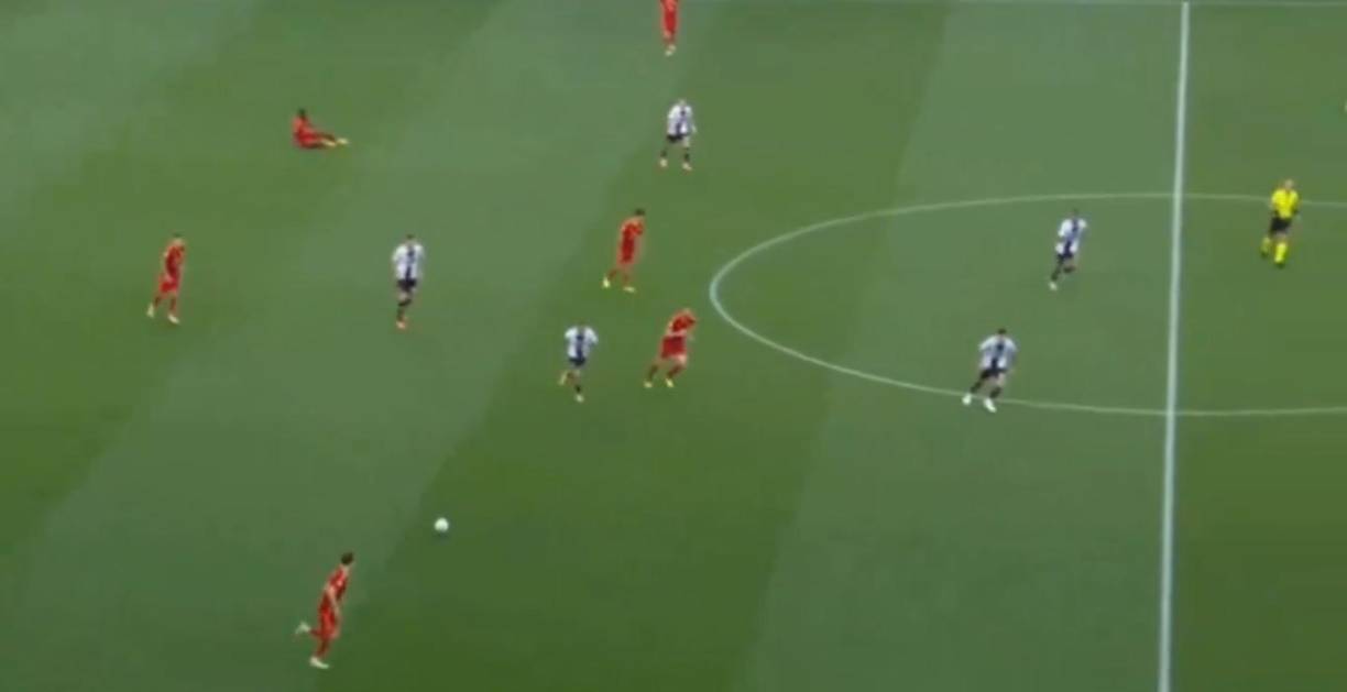 En el minuto 71 del partido, el joven defensa de 24 años se llevó la mano al pecho e hizo saltar todas las alarmas en el BlueEnergy Stadium de Udine (norte) en el que tenía lugar el partido.