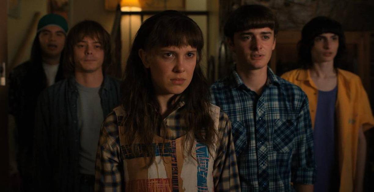 El segundo puesto de la lista lo ocupa la cuarta temporada de “Stranger Things” (2022). La serie registró 140.700.000 vistas. Esta temporada demostró que la serie aún tiene mucho que ofrecer y que los hermanos Duffer saben cómo oscurecer su trama sin perder su tono divertido, familiar y nostálgico.