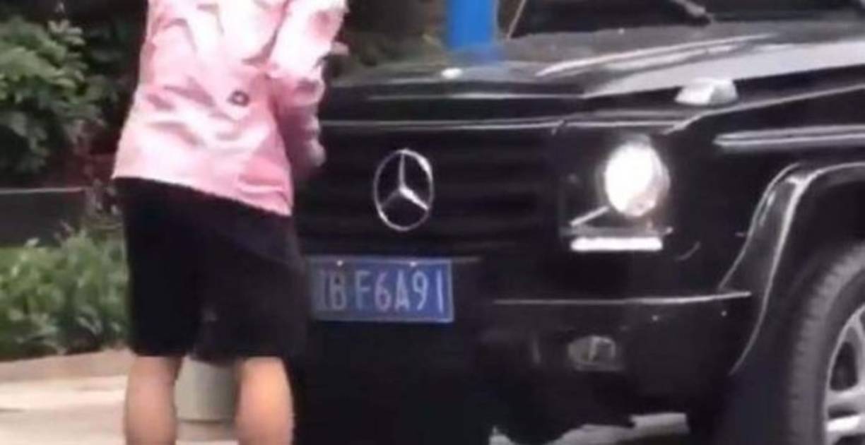 La manipulación de una placa, en un intento de eludir las regulaciones de tráfico locales, es un delito penal en China.