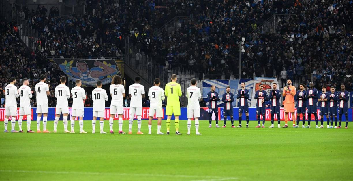 Los equipos guardaron un minuto de silencio por las víctimas del terremoto que afectó a Turquía y Siria.