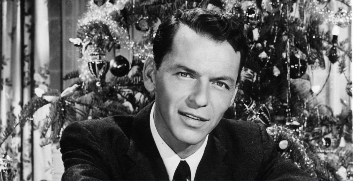 <b>9 - “Let It Snow!” – Frank Sinatra</b>Interpretada por el talentoso Frank Sinatra en 1948, “Let It Snow!” es una canción creada por Sammy Cahn en 1945. Y aunque la de Sinatra es la versión más conocida, ha sido replicada por otros cantantes como Michael Bublé, Dean Martin y Andrea Bocelli.