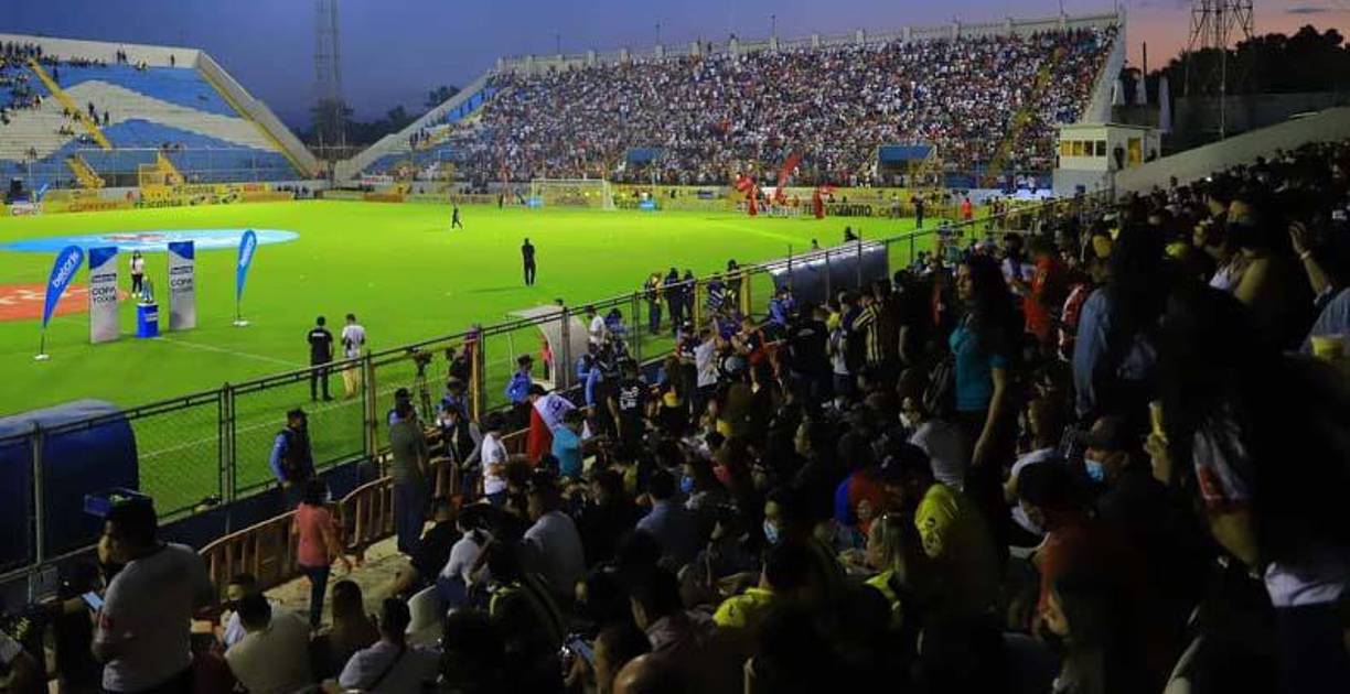 Un lindo ambiente se vivió en el recinto deportivo aunque lamentablemente algunos aficionados no se comportaron a la altura debido a que se registraron actos de vandalismo.