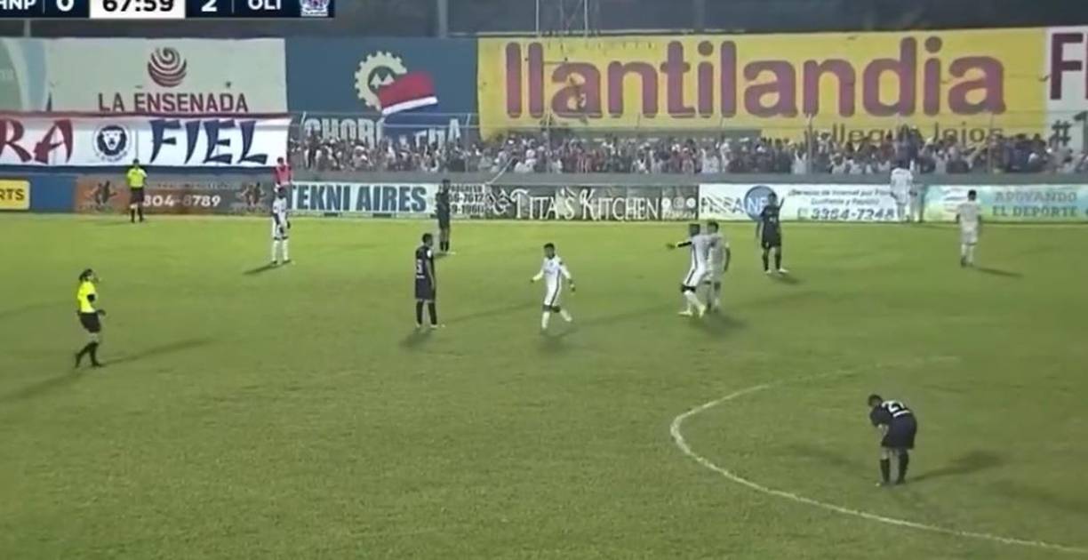 A Chirinos no le gustó que su compañero le reclamara por una acción, inmediatamente recorrió algunos metros y se fue contra “Carlitos” Pineda al extremo de darse un manotazo en el centro del campo. Bryan Beckeles tuvo que intervenir para que no pasara a más.