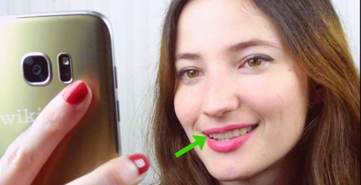 El truco del teeging, o el dientes. Sonríe enseñando la fila superior de los dientes y apoya la lengua en ellos, pero sin mostrarla.