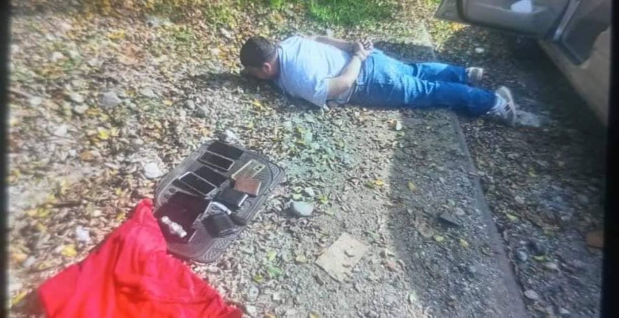 Aunque en la narrativa se dice que dos hombres huyeron del lugar, el hombre que yace en el suelo dice que él puede llevarlos adonde están sus compinches.