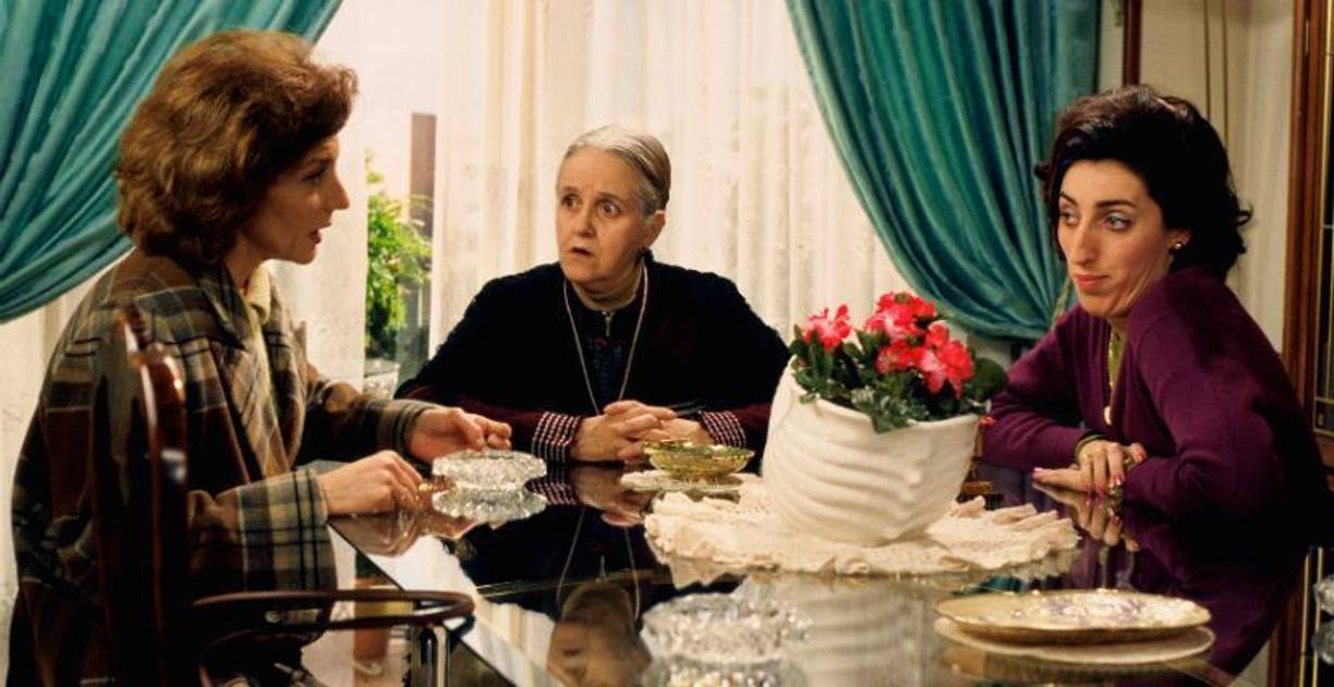 La Flor de mi Secreto (1995): Otra colaboración memorable con Almodóvar, donde Paredes interpreta a Leo Macías, una escritora de novelas románticas en crisis. Su interpretación es un testimonio de su habilidad para mostrar vulnerabilidad y fortaleza, ganándose el reconocimiento de la crítica y el público. Disponible en Mubi, Netflix y Movistar Plus+.